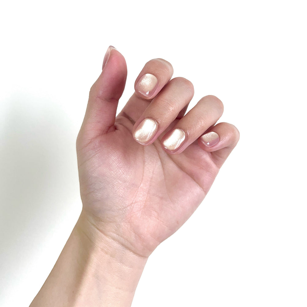Gold Cateye press on nails on hand